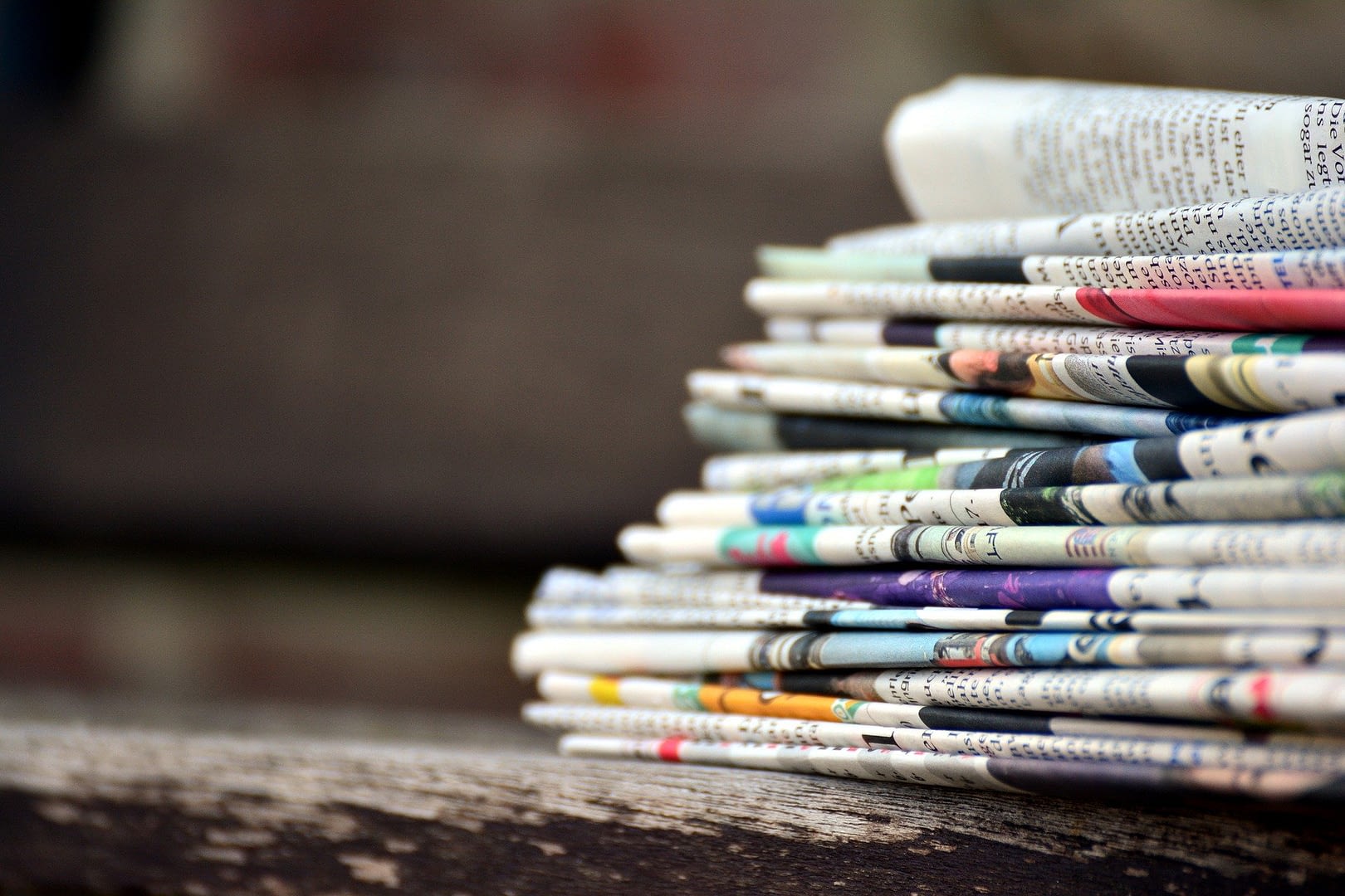 Symbolbild Pressemitteilungen: Ein Stapel Zeitungen